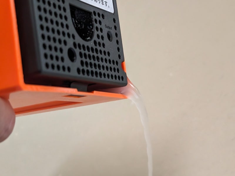 まずは本体を傾けて水を捨てる。上澄みは使用前と同じく半透明だが、底には煮汁を煮詰めたような灰色の液が沈殿している