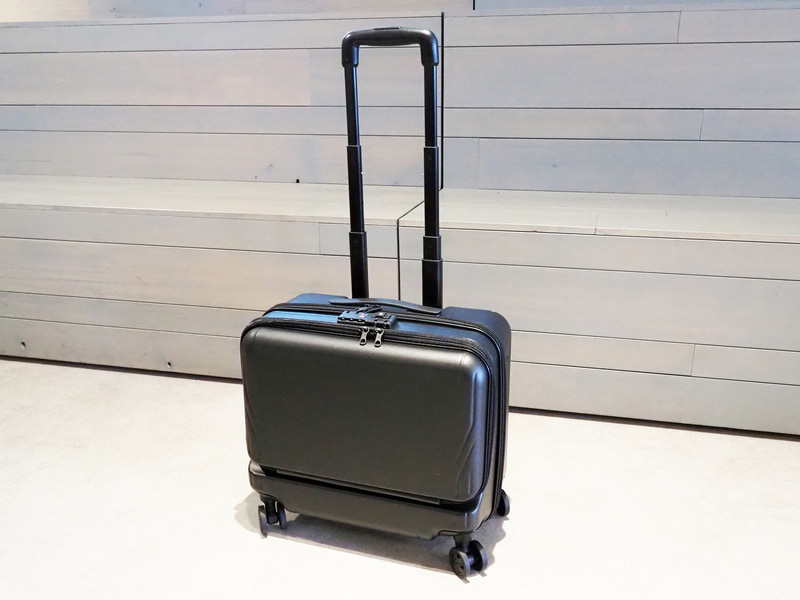 <a href="https://store.ace.jp/shop/g/g06853-01/" class="n" target="_blank">ジェットエクセル スーツケース(26リットル ヨコ型 06853)</a><br>直販価格：4万4,000円●素材：ポリカーボネイト●容量：26リットル●重量：3.2kg