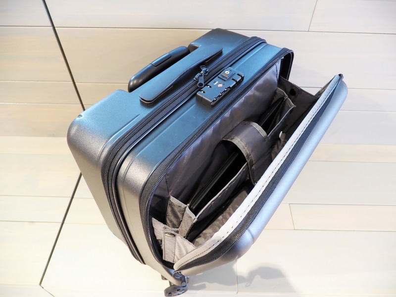 フロントポケットのPC収納スペースは、14型サイズクラス(幅33cn×奥行24cm×高さ2.5cm)のノートPCに対応している