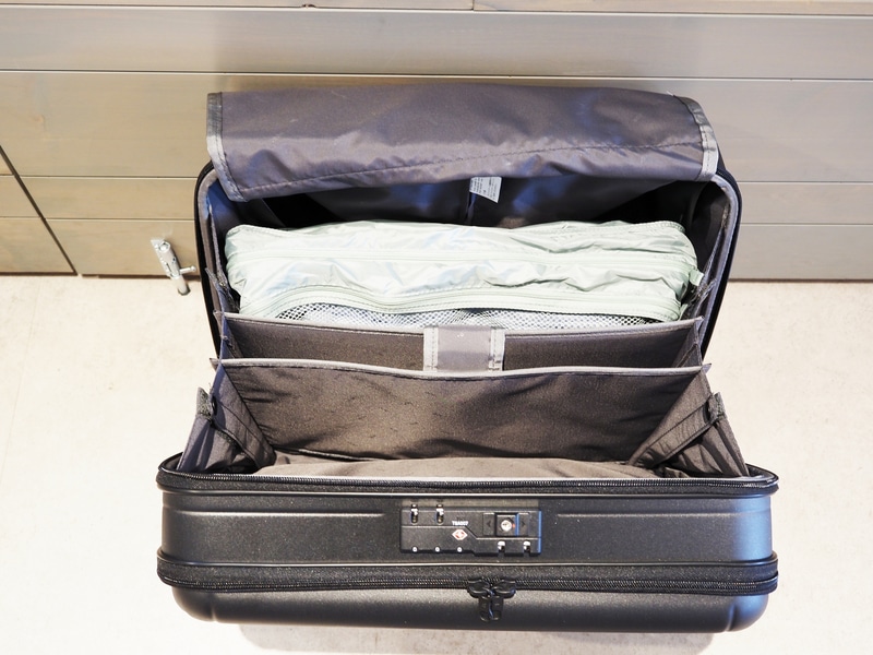 内装仕切りを取り付けたままでも、奥の収納スペースに2～3泊分の着替えを余裕で収納可能だ