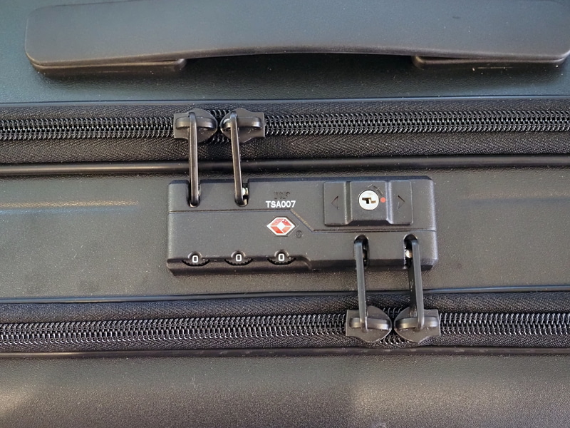 フロントポケットとメイン収納部の両方をTSロックで施錠できるので、空港などで荷物を預けるときにも安心