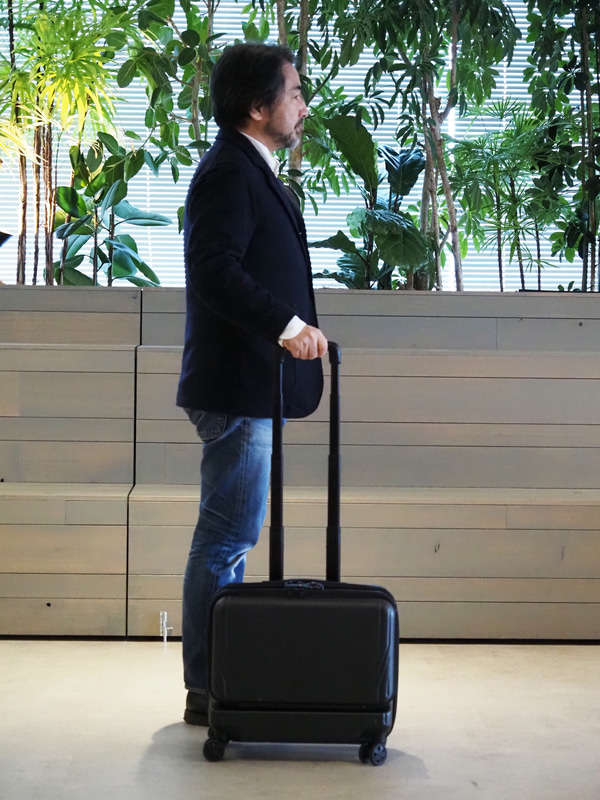 身長168cmの筆者が持ったところ。4輪キャスターの作りが良いので、荷物を詰め込んでもスムーズに動く。動作音も静かだ