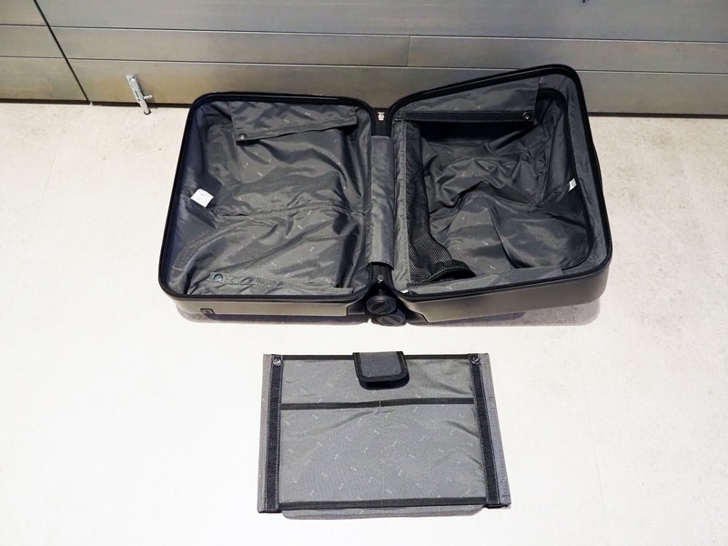内装仕切りは取り外し可能。通常のスーツケースのような使い方もできる