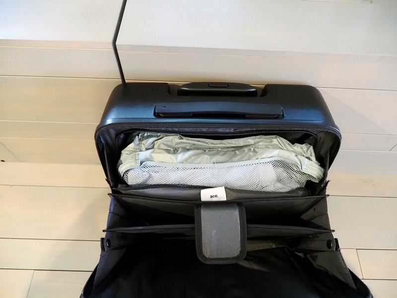 内装仕切りを取り外さなくとも、奥の収納部に2～3泊分の着替えを余裕で収納できる