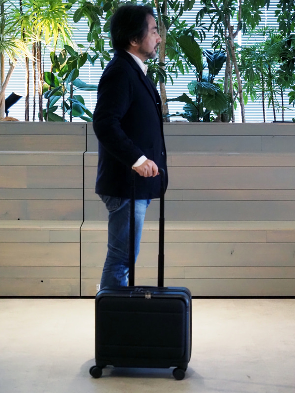 身長168cmの筆者が持ったところ。荷物を詰め込んでもキャスターがスムーズに動くため取り回しに関してはストレスはまったく感じない。動作音は比較的静かだ