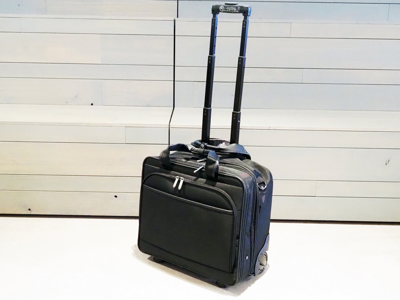 <a href="https://store.ace.jp/shop/g/g67572-01/" class="n" target="_blank">フレックスルーフ2 ビジネストローリー(機内持ち込みサイズ 1-2泊 67572)</a><br>直販価格：4万9,500円●素材：ポリエステル1000dnツイル/PU加工●容量：31/36リットル●重量：3.5kg