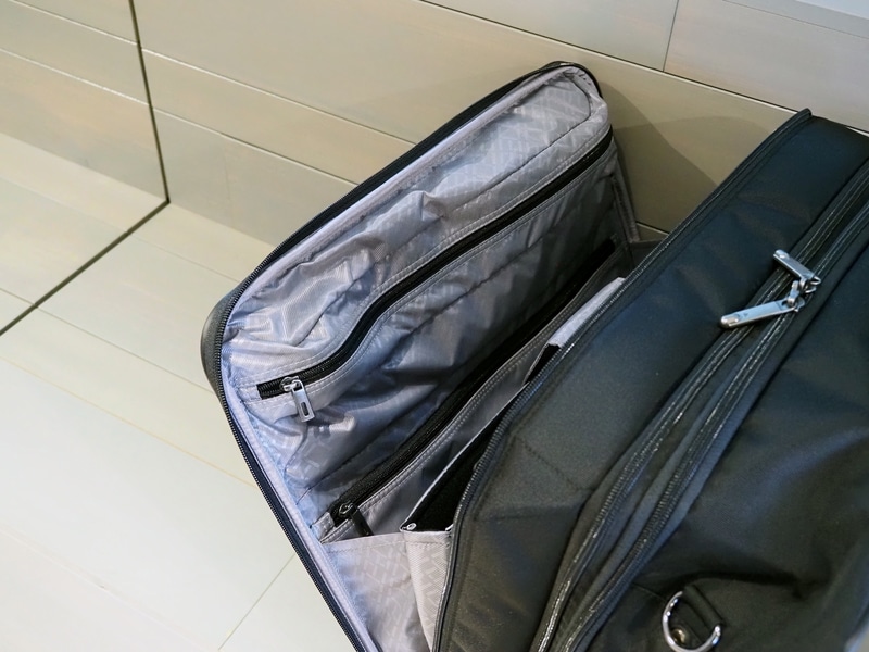 前面収納部にはジップ式ポケットも2つ装備されている