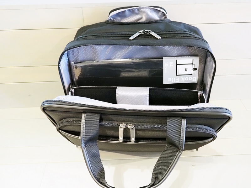 収納部は大きく、B4書類ファイルなども余裕で収納できる