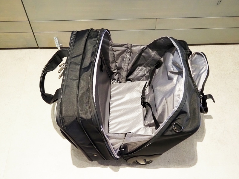 後ろの収納部は、荷物の量に応じてマチ幅を広げ容量を拡張できる「エキスパンタブル」機能に対応。ジップを開くと5L分収納力がアップする