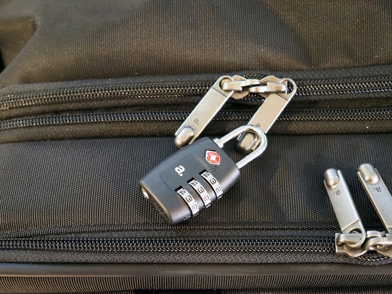 TSダイヤル南京錠が1個付属するので、貴重品などを入れた収納部を施錠することができる