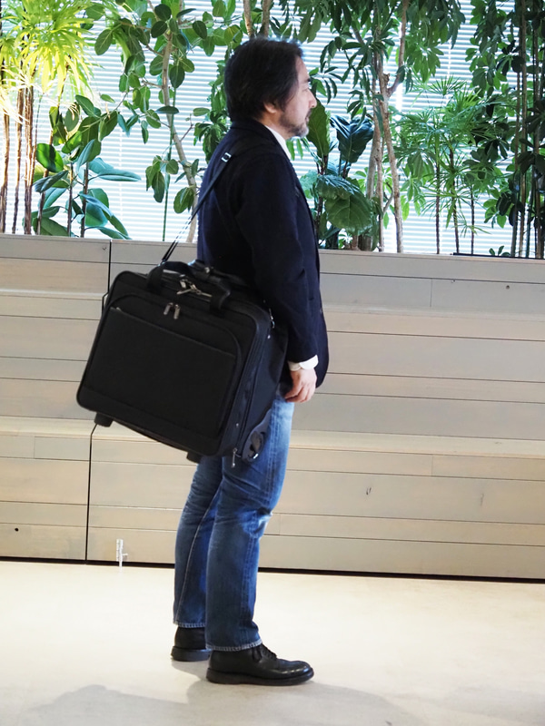 付属のショルダーストラップが使用すればショルダーバッグのように担ぐこともできる。階段を上り下りする際などに重宝しそうだ