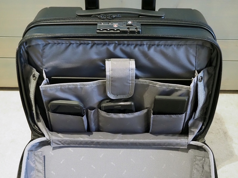 ジェットエクセルは、前面ポケットの構成が、PC、音楽プレイヤー、スマホなどを収納したい筆者の用途にピッタリ