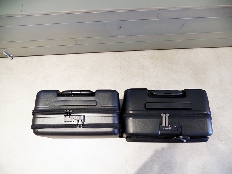ジェットエクセル(左)とコンビクルーザー TR スーツケース(右)を比較すると、奥行は前者のほうが3cmほど薄い。電車で着席時に目の前に置くことを考えると、少しでも薄いほうが良い判断した