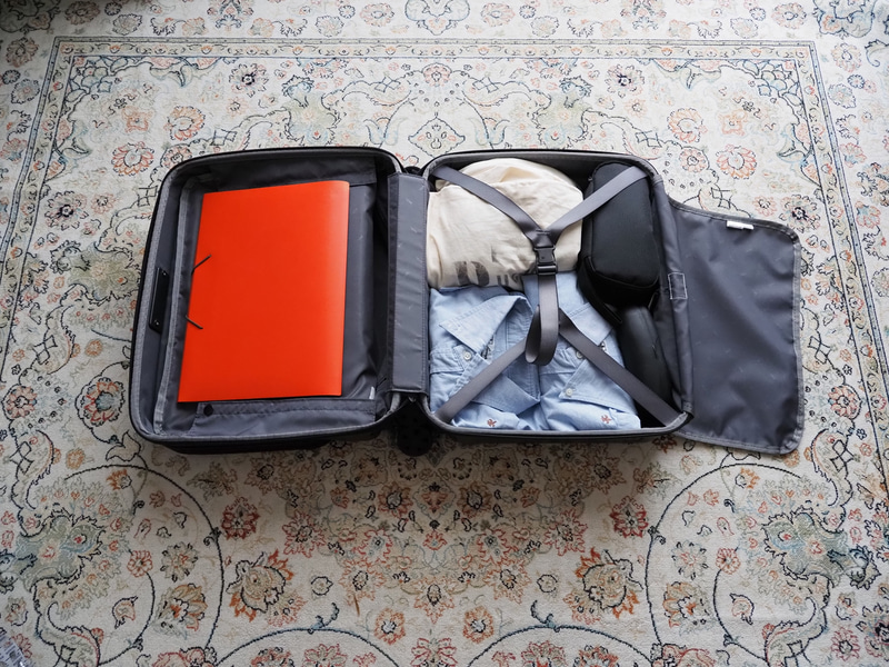 内装仕切りを取り外せば、スーツケースのような使い方ができる点も重宝している。1～2日分の着替えなら余裕で収納可能だ