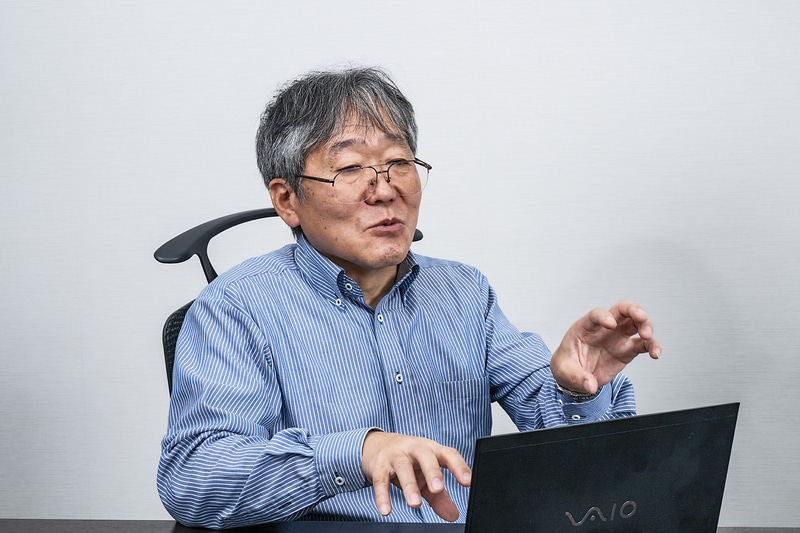 VAIO株式会社 開発本部 テクノロジーセンター 電気設計部 電気設計課の吉田徳文氏。USBを知り尽くしたエンジニアという感じで、USBの規格や筆者の間違えなどをビシッ!と指摘してくださるすごい人