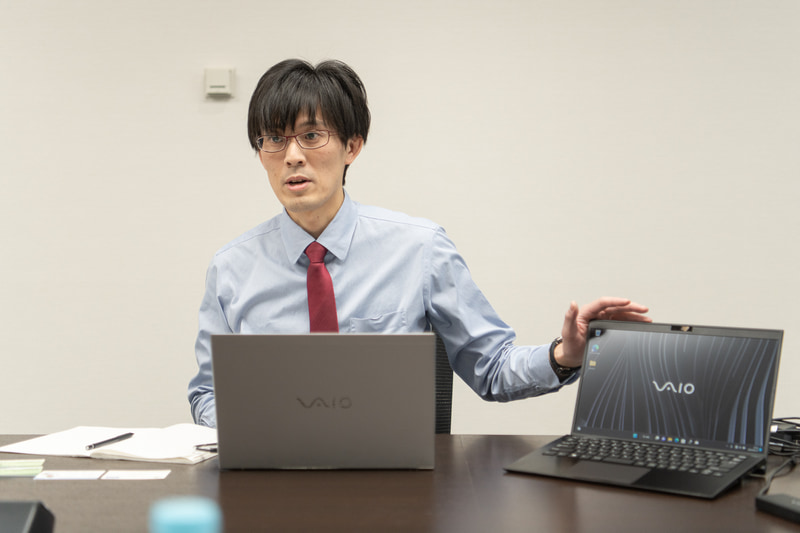 VAIO株式会社 開発本部 テクノロジーセンター 電気設計部 電気設計課の山田祐氏。プレゼン資料でType-Cのネゴシエーションの具体例を示しつつ、分かりやすく解説してくれた。人気教授の講義を受けているような気分にさせてくれる独特の言い回しが印象的
