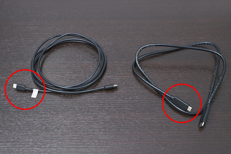 左は普通のType-Cケーブル最大60Wまで給電できる。右はコネクタ部分の長さが倍ほどあるE-Marker内蔵のケーブル。コネクタの部分にチップが内蔵され、ケーブルも太いので100Wの給電が可能となる