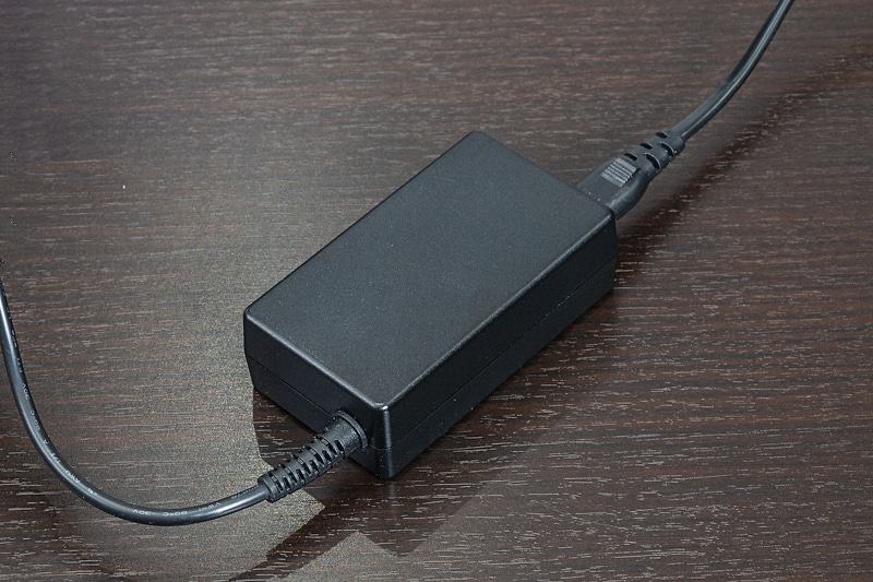 ケーブル依存を防ぐなら、USB充電器から直接電線が出ているタイプのものを利用するといい。特に100W出力は、このタイプがおすすめ