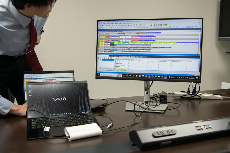 動作が不安定だったり転送速度が遅いと感じたら延長ケーブルを外してPCに直に差し込んだり、短めのケーブルに取り換えるなどするといい。写真はUSB Type-C使用時にやり取りされる信号を見ている