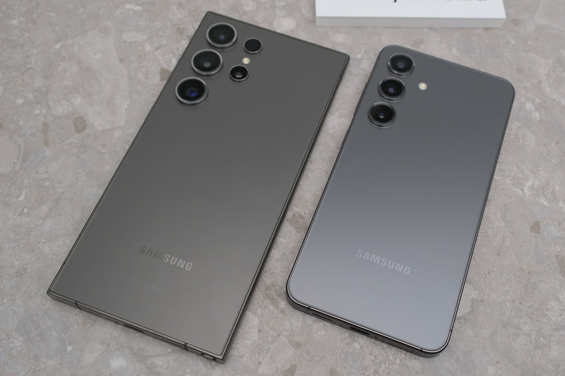 Galaxy S24 Ultra(左)、Galaxy S24(右)