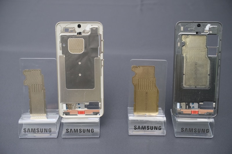 Galaxy S23(左)とGalaxy S24(右)の内部の比較