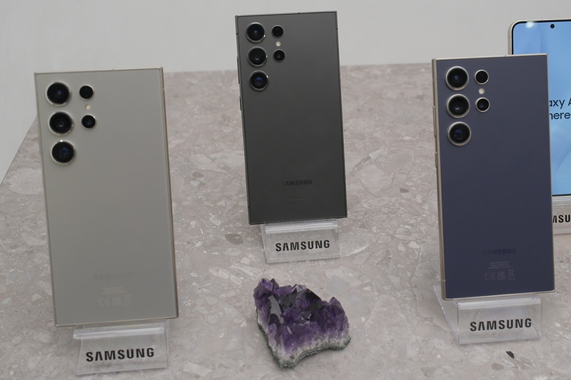 Galaxy S24 Ultra(左からチタニウムグレー、チタニウムブラック、チタニウムバイオレット)