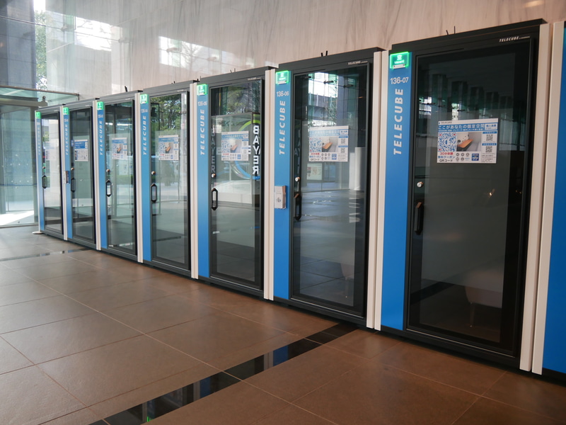 オフィスや自宅だけでなく、さまざまな場所で働く環境が用意されている