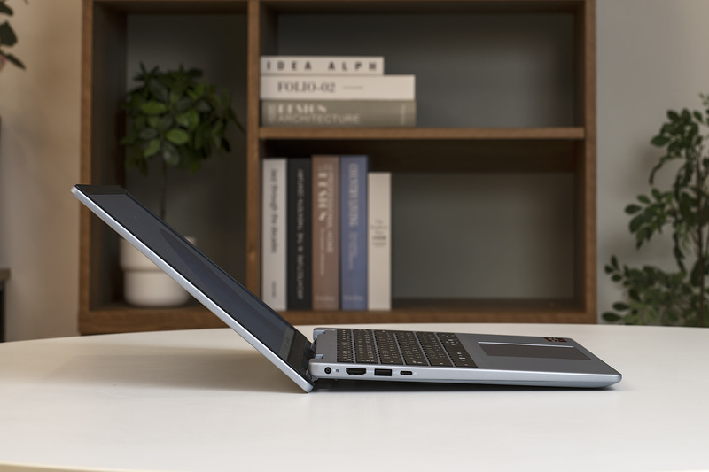 ディスプレイはここまで開く