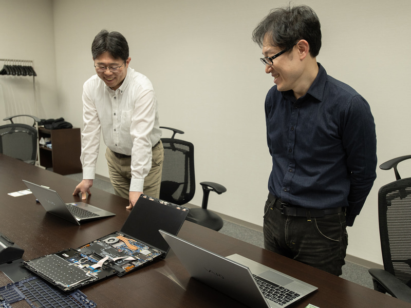 分解したVAIOを前にして、VAIOの開発スピリットを語る山口氏と只野氏。部署の違うお二人だが、普段から部署の垣根を超えた連携をしているという