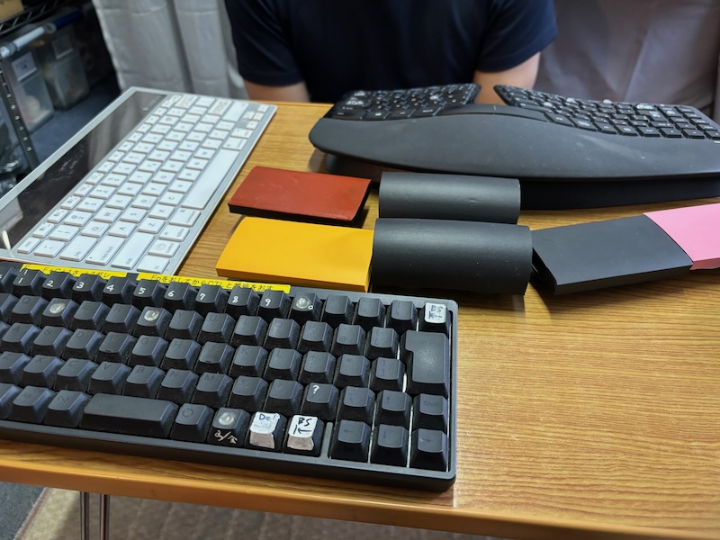 インタビューを始めた瞬間に使い込んだマニアックなキーボード(HHKを含む3台)が出てきた