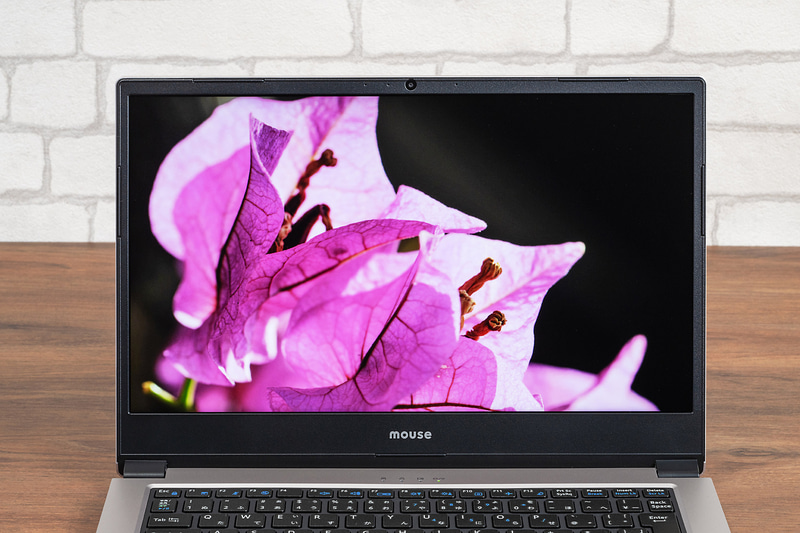 視認性が高く、反射の抑えられた14型フルHD液晶ディスプレイ