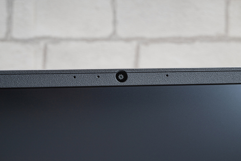 100万画素のWebカメラと、その左右にでデュアルアレイマイクを内蔵