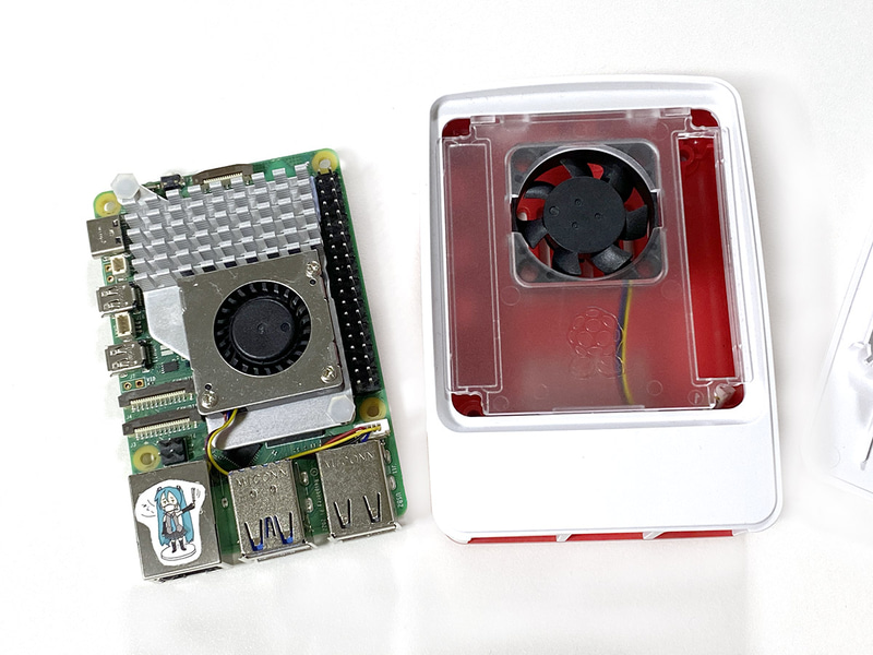 オフィシャルケース内のファンと、アクティブクーラーのファン。画面右端の位置にあるコネクタに接続されている