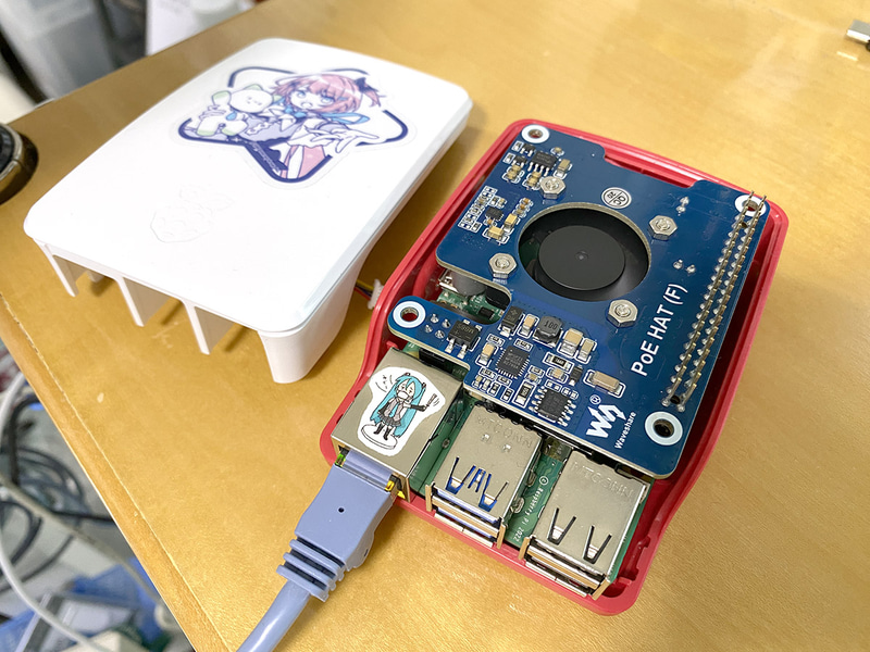 WaveShare製のPi 5対応PoE+ボード。残念ながら公式ケースには収まらない