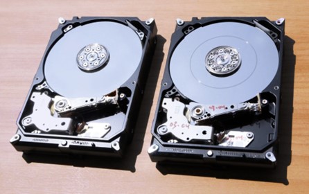 正常なHDD(左)とHDDの記録面に傷が入っているHDD(右)