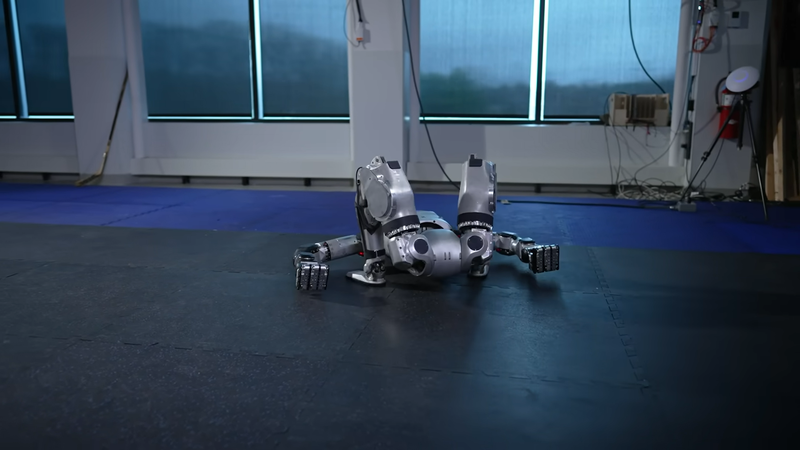 お披露目動画では、人間には不可能な動きで起き上がる様子が見てとれる