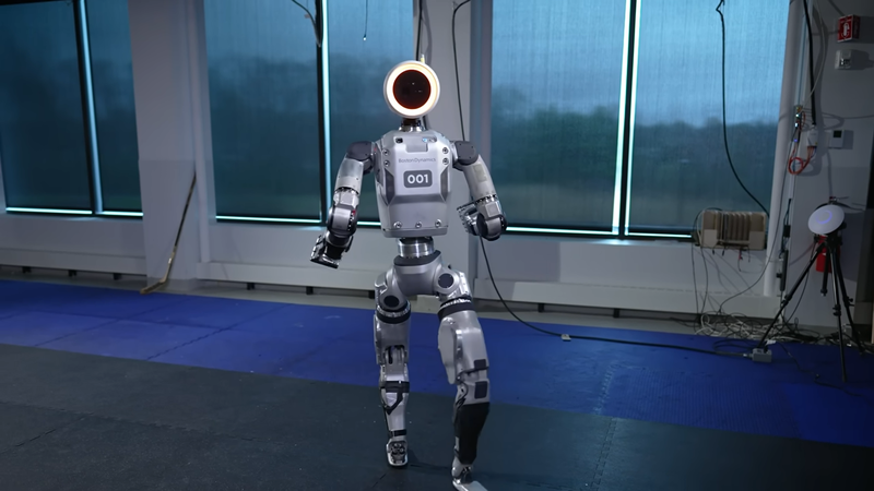 お披露目動画では、人間には不可能な動きで起き上がる様子が見てとれる