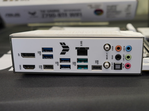 ASUSが配線が見えないマザーボード/ビデオカード/PCケースを国内