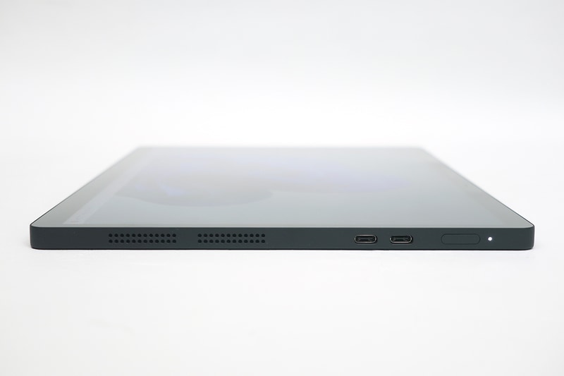 本体右側面に指紋センサー兼用の電源ボタンやUSB4×2を搭載