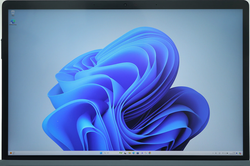 2,560×1,600ドット表示対応の14型液晶。スケーリング100%でも視認性は十分だ