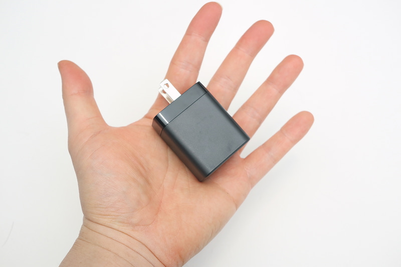 ACアダプタは50×27.5×39mm程度で、重量は91gと小型軽量だ