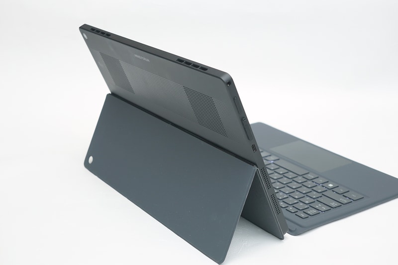 このように上半分を折ってスタンドするのが正しいが