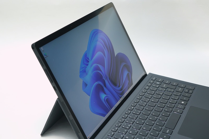 非光沢のため映り込みはかなり抑えられている。視野角が広く、色味も正しいため、クリエイティブ作業にも応えられる