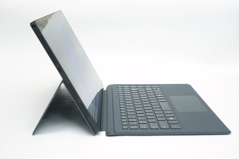 キックスタンドはキーボードなしでは接地面積最小で自立できる一方で、キーボードを取り付けてしまうとクラムシェルより場所を取るので注意。また、太ももの上では安定しにくい