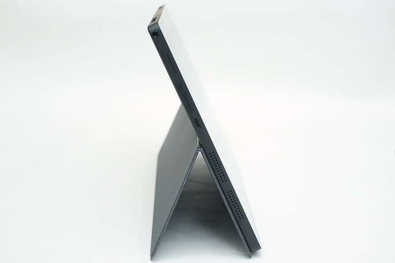 スタンドを最大に折り曲げたところ