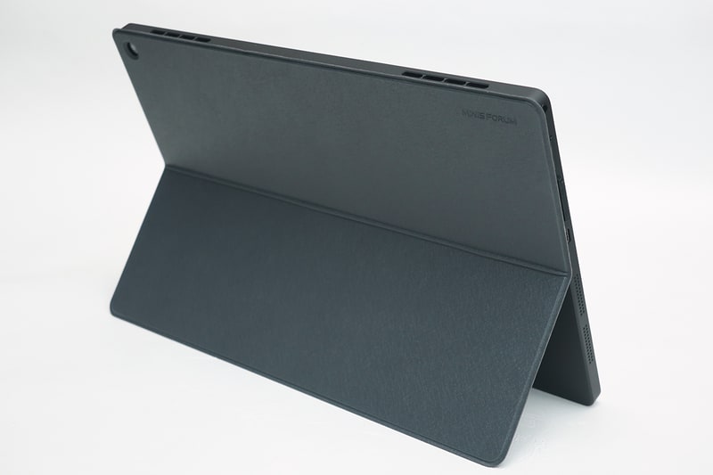 下半分を折り曲げてスタンドにもできてしまう。ただこれでは吸気口が塞がれる