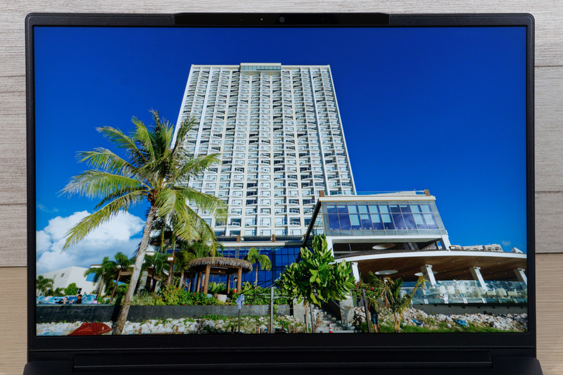 明るく視認性の高いWUXGA解像度のディスプレイ