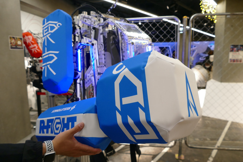 外装や手はウレタン素材で覆われており、殴られてもまったく痛くない