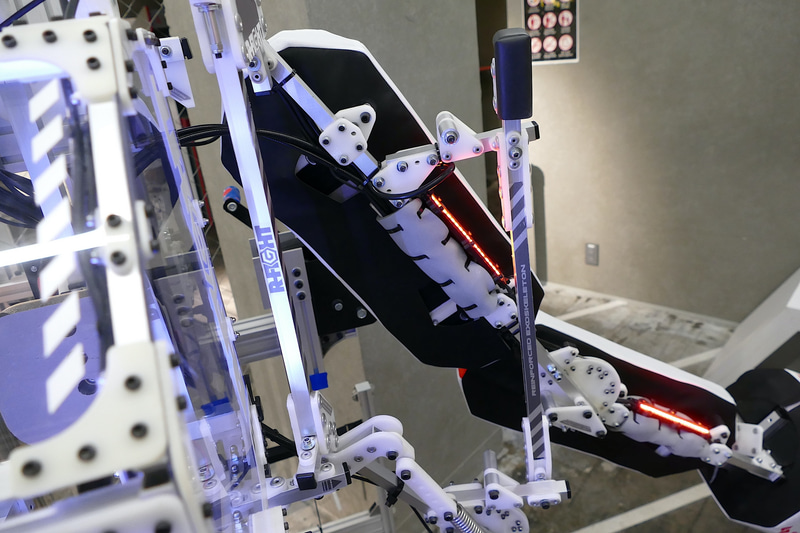 「RFIGHT」向けにはリンク機構を簡素化し軽量化した