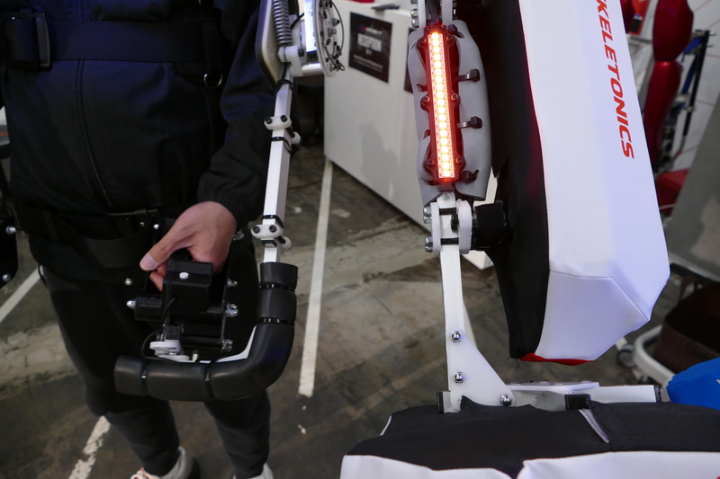 指の近くにある白いボタンが「必殺技」ボタン